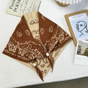 Bufanda triangular de punto marrón vintage con cuentas, pañuelo retro y acogedor.
