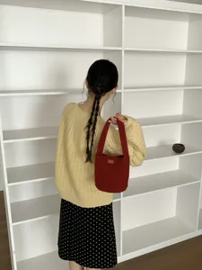 Korean ins style knitted bucket bag, red retro shoulder handbag for autumn and winter daily wear.
