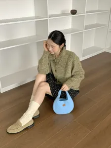 Korean style soft plush knitted handbag for autumn and winter daily commute and casual style.