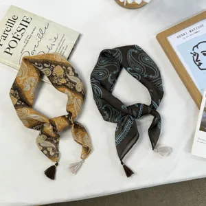 Κομψό τετράγωνο μαντήλι 55x55cm με σχέδιο paisley και φούντες. Στυλάτο αξεσουάρ λαιμού.