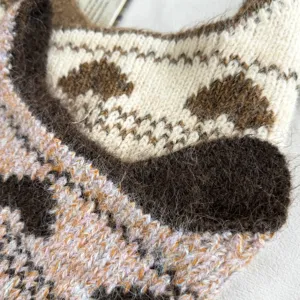 Λεπτομέρεια πλεκτή χειμωνιάτικη στέκα Fair Isle, απαλό μείγμα μοχέρ με γεωμετρικό σχέδιο.