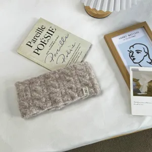 Vue de détail du bandeau en tricot épais, texture moelleuse hivernale et tissu chaud et élastique.