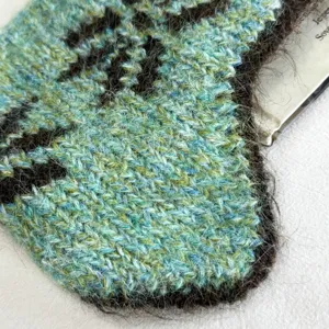 Nahaufnahme Detail des gestrickten Mohair Ohrenschützer Stirnbands mit kuscheliger Textur.