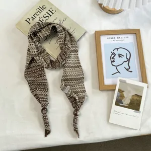 Bufanda fina de punto Fair Isle marrón con cuentas de madera, accesorio de otoño elegante.