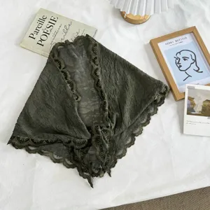 Dunkelgrünes Knitterspitzen Dreieckstuch, vintage Spitzenrand Schal für Damen Styling.