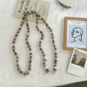 Chique pluizige lange trui ketting, uniek gebreid ontwerp, vintage stijl modeaccessoire.