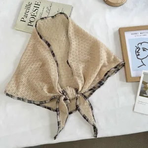 Pañuelo triangular calado retro con borde de cuadros, pañoleta de verano transpirable.