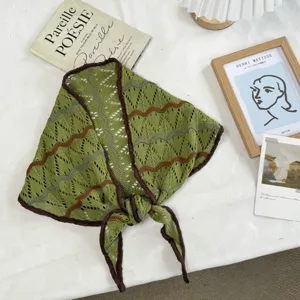 Grüner gestrickter hohler dreieckiger Schal mit braunen Wellenstreifen, stilvolles Accessoire.