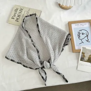Pañuelo triangular de encaje retro, pañoleta transpirable y accesorio versátil para el cabello.