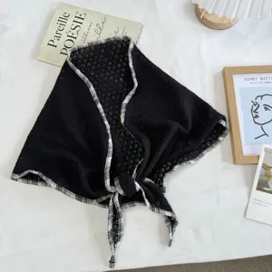 Pañuelo triangular negro de malla con borde de cuadros, tocado elegante de verano para mujer.