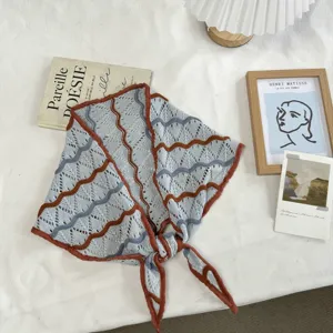 Koreanischer Strick-Dreiecksschal mit hohlem Wellenmuster, stilvolles Accessoire für Sommer und Herbst.