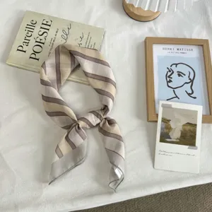 Pañuelo cuadrado de rayas marrones chic para mujer, estilo de verano y accesorio para el pelo.
