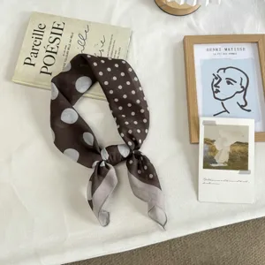 Pañuelo cuadrado de seda con lunares marrones accesorio elegante para el pelo de mujer