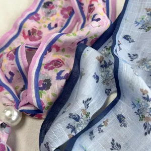 Detail van retro bloemige zijden sjaal met parel, lichtgewicht nek lint voor dames zomer.