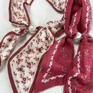 Vintage bloemen lint sjaal ketting met parel detail, elegante chique nek accessoire.