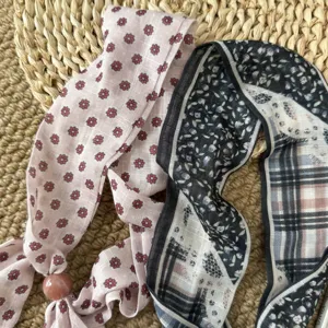 Vintage Blumen Haarband und Schal Set, elegantes Perlen Design für vielseitige Alltagslooks.