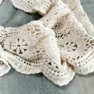 Ribete de encaje de ganchillo blanco cinturon decorativo estilo vintage chic.