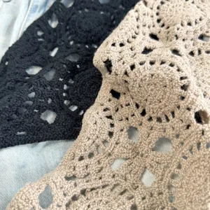 Détail de la ceinture en crochet avec motif floral ajouré élégant pour vos tenues estivales.
