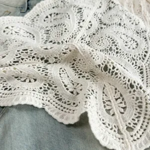 Primer plano detallado de bufanda triangular de encaje paisley blanco vintage coreano.