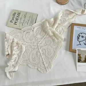 Pañuelo triangular de encaje de ganchillo blanco con patrón paisley retro, ideal para moda a capas.