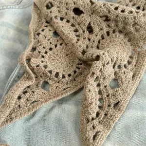 Détail écharpe taille triangle crochet kaki, accessoire jupe hanche tricot ajouré rétro.