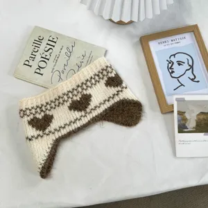 Λεπτομερής άποψη πλεκτής κορδέλας Fair Isle, ζεστό χειμερινό αξεσουάρ για τα μαλλιά.
