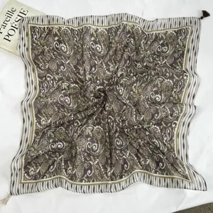 Κλασικό τετραγωνικό μαντήλι με σχέδιο paisley και φούντες στις γωνίες, ελαφρύ.