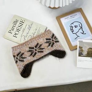 Winter warmer Schneeflocke Strick Ohrenschuetzer Stirnband fuer Damen, kuscheliges Detailbild.