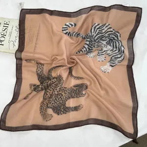 Κομψό τετραγωνικό μαντήλι 55x55cm με σχέδιο τίγρης και λεοπάρδαλης, λεπτομέρεια κρόσσια.