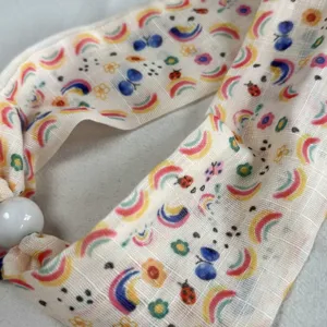 Elegante pañuelo estilo cinta con estampado floral, arco iris y mariposas coloridas.