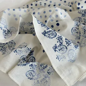 Gedetailleerd overzicht van een witte retro polkadot vierkante sjaal met blauwe print.