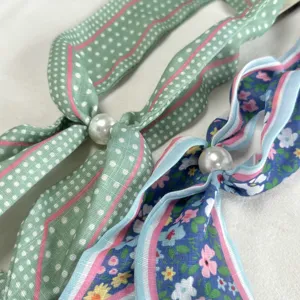Exquisito pañuelo de cinta floral con colgante de perla, elegante accesorio de cuello chic.