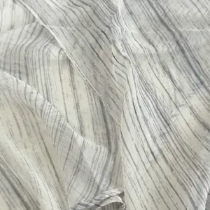 Foulard in seta con righe verticali da donna accessorio per vita versatile moda elegante.