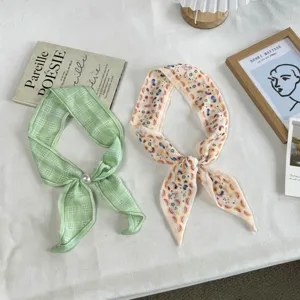 Conjunto de bufandas largas de seda elegantes con cuadros verdes y estampados florales chics.