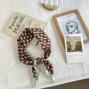 Retro bruine polka dot kleine zijden sjaal voor vrouwen, stijlvolle halsdoek en haarband.