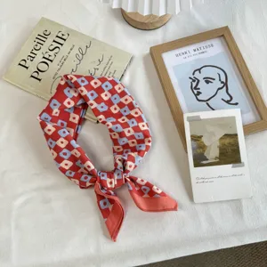 Retro geometrische print kleine vierkante sjaal, een stijlvolle halsdoek voor dames.