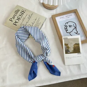 Detail van blauw-witte gestreepte zijden sjaal, elegante halsaccessoire voor dames.