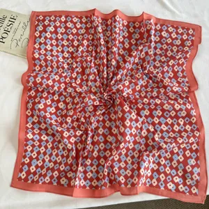 Close-up van een retro vierkante sjaal met geometrisch polkadot patroon in rood en blauw.
