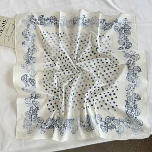 Vintage stippen paisley vierkante sjaal, elegante retro halsdoek voor dames stijl.