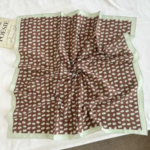 Retro polkadots vierkante sjaal detail, stijlvol vintage haar- en nekaccessoire.