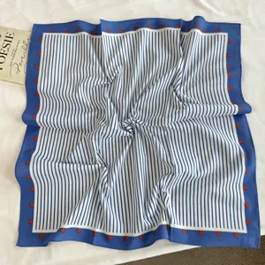 Detailweergave van de vintage blauw-witte gestreepte zijden vierkante sjaal met rode stippen.