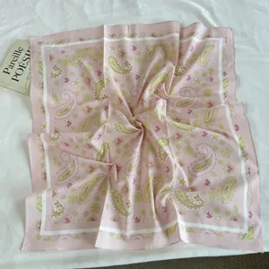 Vintage paisley print roze vierkante sjaal voor dames, trendy zomer bandana en chique stijl.