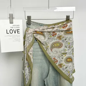 Foulard triangolare paisley vita chic sovrapposizione denim elegante accessorio moda