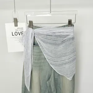 Sciarpa triangolare a righe trasparente accessorio in vita su jeans da donna chic.
