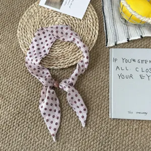 Detailaufnahme des Retro-Blumen-Haarband-Tuchs mit verstellbarer Perle, vielseitig einsetzbar.