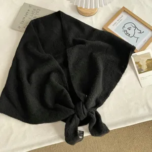 Écharpe triangulaire tricotée noire hiver chaud douillet polyvalent châle mignon foulard accessoire