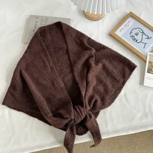 Foulard triangulaire en tricot marron, écharpe d'hiver confortable et accessoire chic polyvalent.