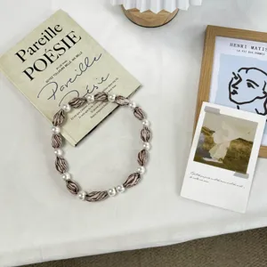 Collier foulard long épissé en tissu imprimé zèbre et perles exquise gros plan.