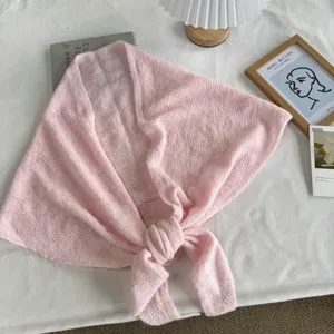 Détail de l'écharpe triangulaire tricotée rose, châle d'hiver douillet avec un joli nœud.