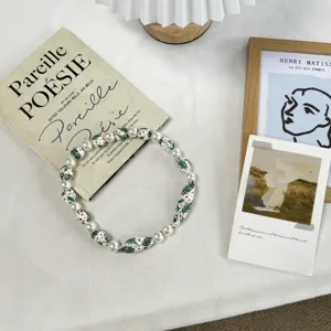Gros plan détail du collier ruban épissé en tissu perlé de style coréen écharpe décorative.